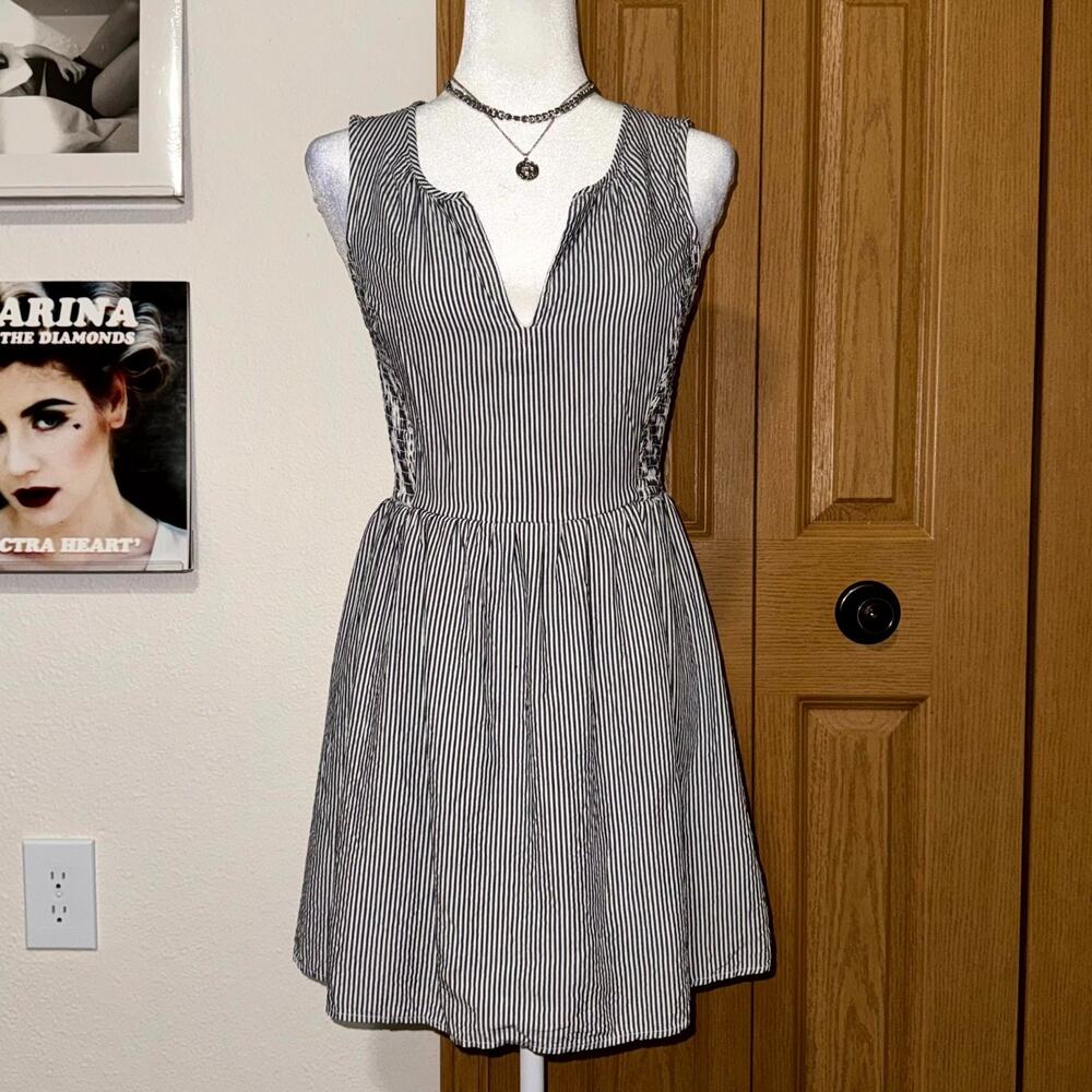 Old Navy Mini Dress Women’s Small Navy White Striped Smocked V-Neck Sleeveless